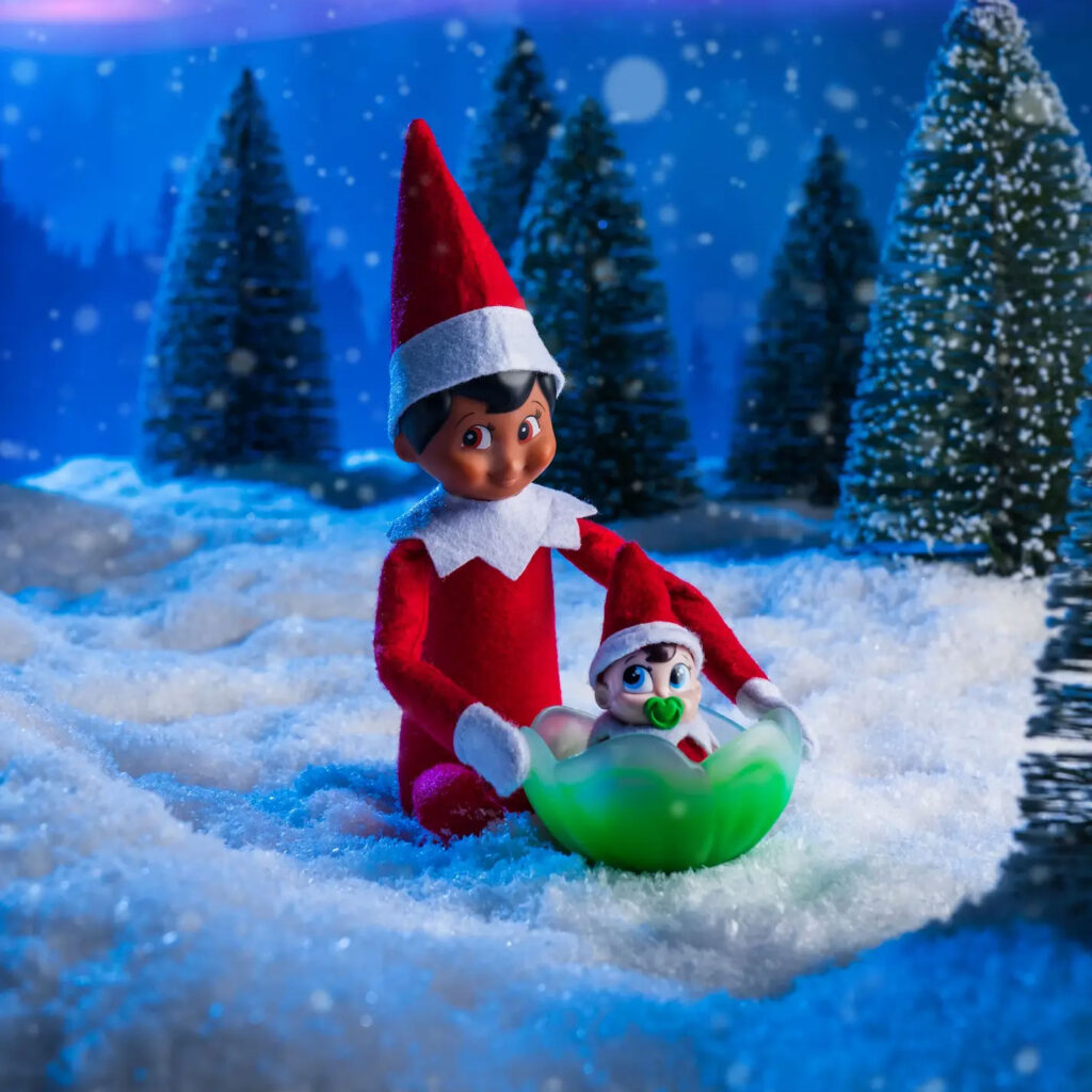 the elf on the shelf con frost pips baby elfo sulla mensola