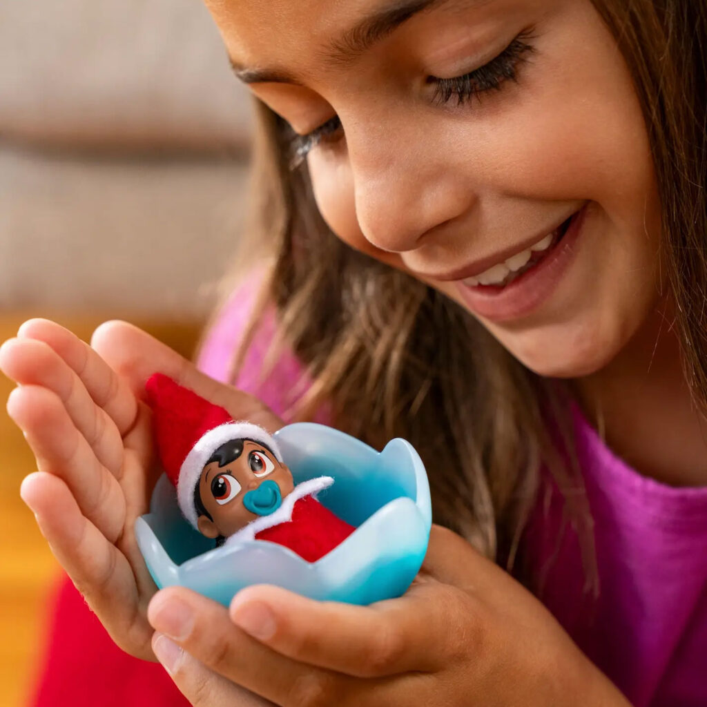 bambina con elf on the shelf